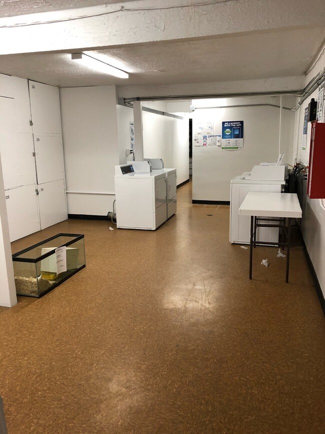 Building Photo - 9500 Glenlake Ave