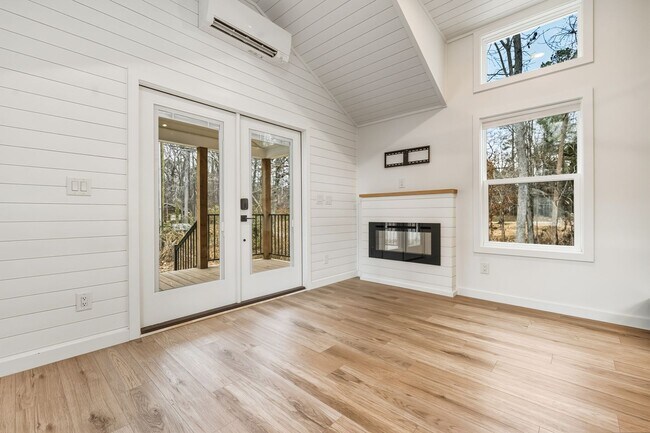 Foto del edificio - Beautiful 2 bed/1.5 bath with large fenced yard and separate office!