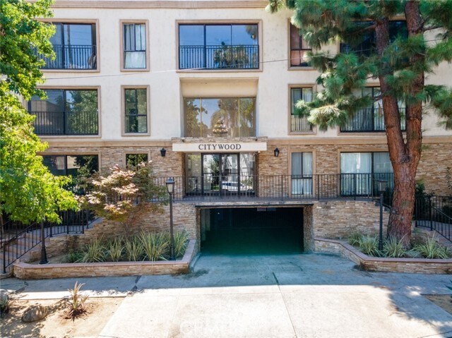 Foto del edificio - 15344 Weddington St
