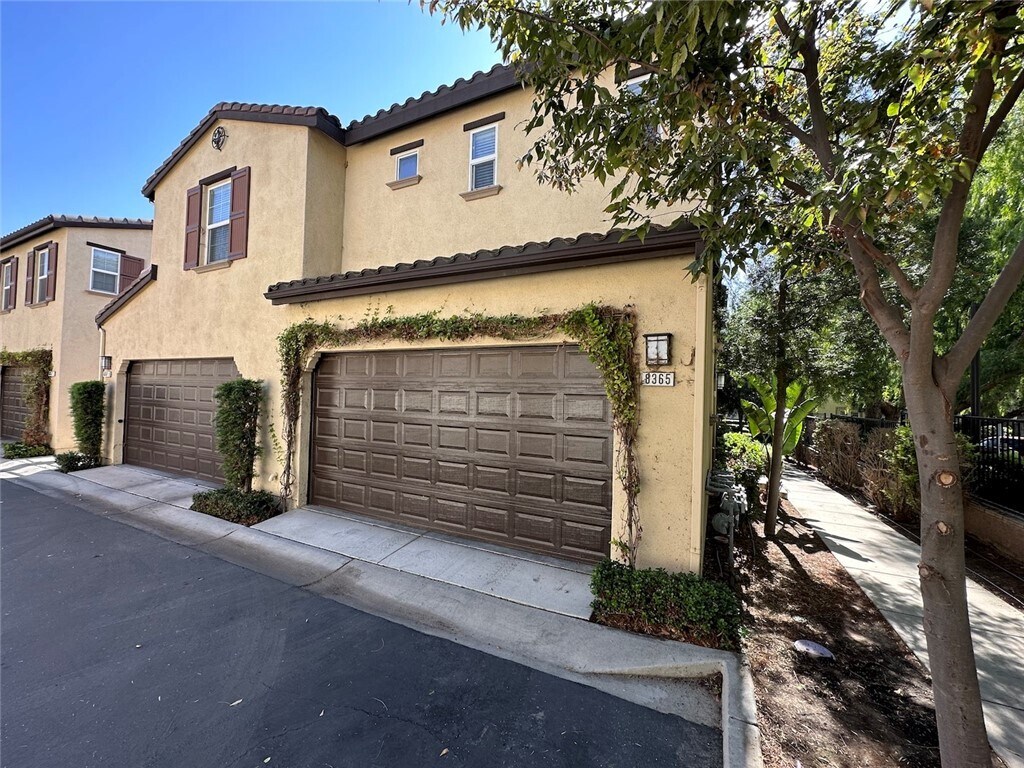 Foto principal - 8365 Greenwood Ln