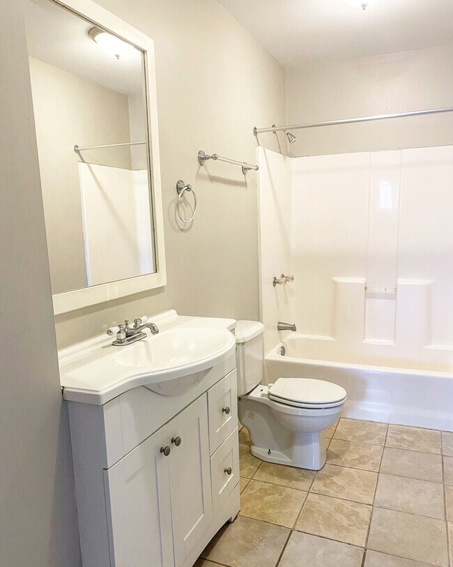 Building Photo - 2208 Riverside Dr