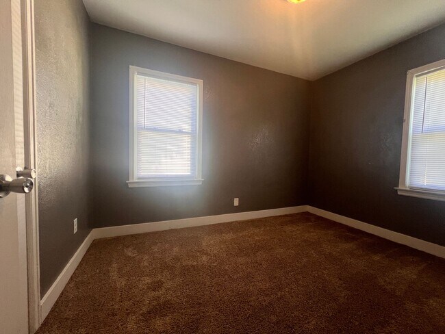 Building Photo - Cozy 2 Bed 1 Bath HOUSE w Garage