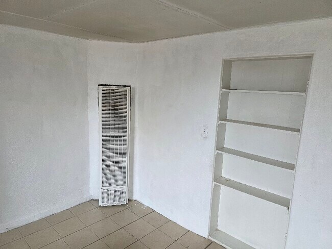 Building Photo - 1711 1/2 Agua Fria St