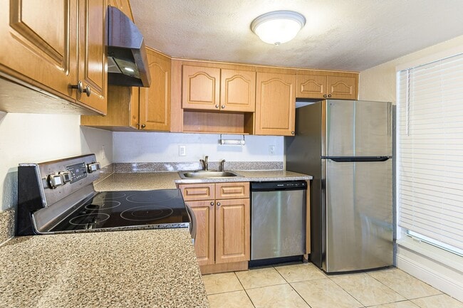 Building Photo - Desirable Location - 2-bed 2-bath Condo 5 ...