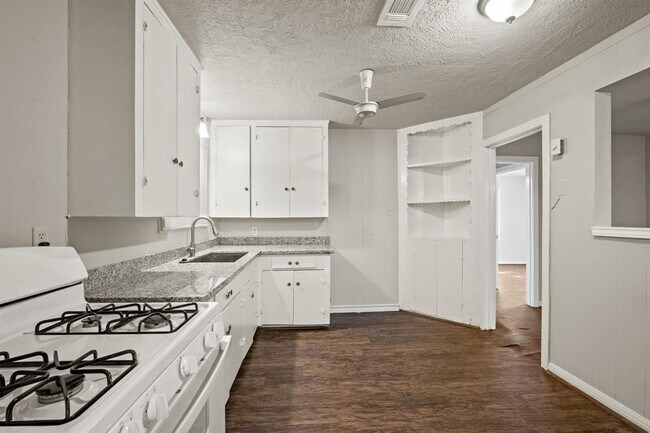 Building Photo - 5511 Shamrock St