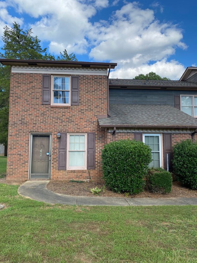Foto principal - Exclusively Offered by Muse Realty, LLC