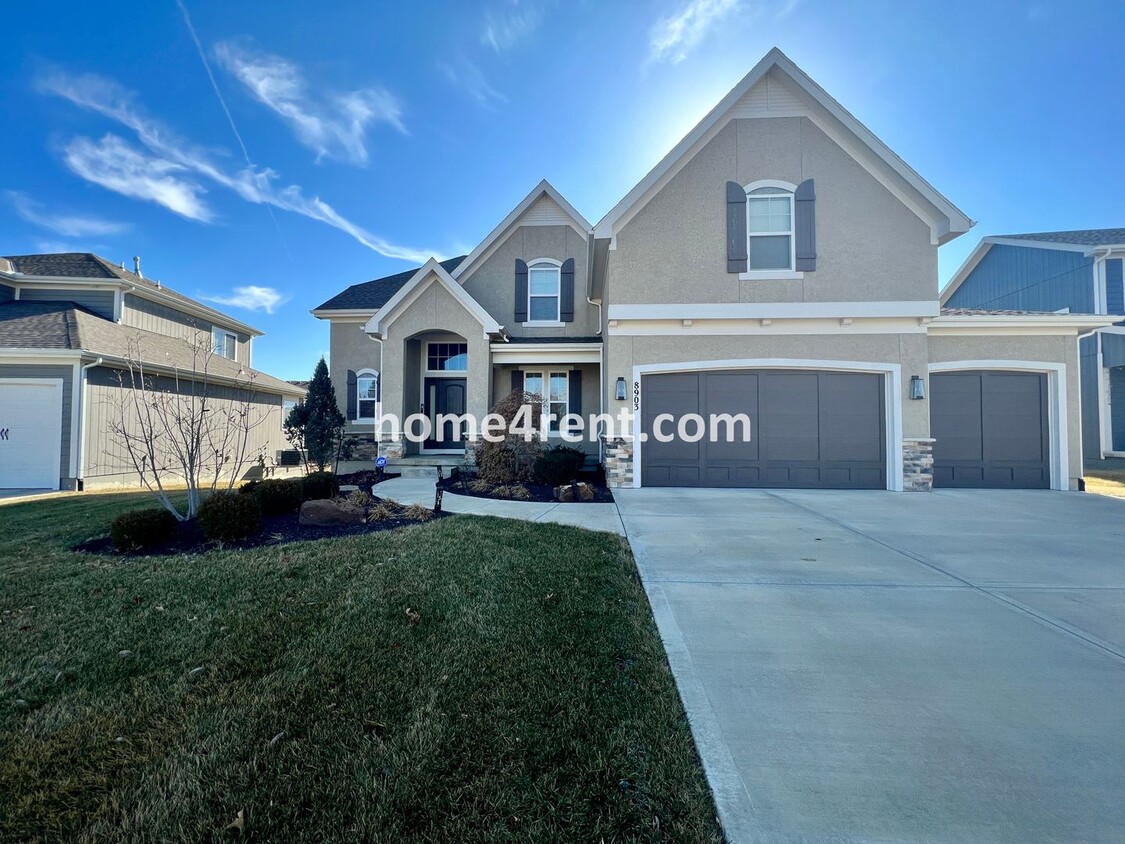 Primary Photo - Gorgeous Home in Blue Valley Schools, Wood...