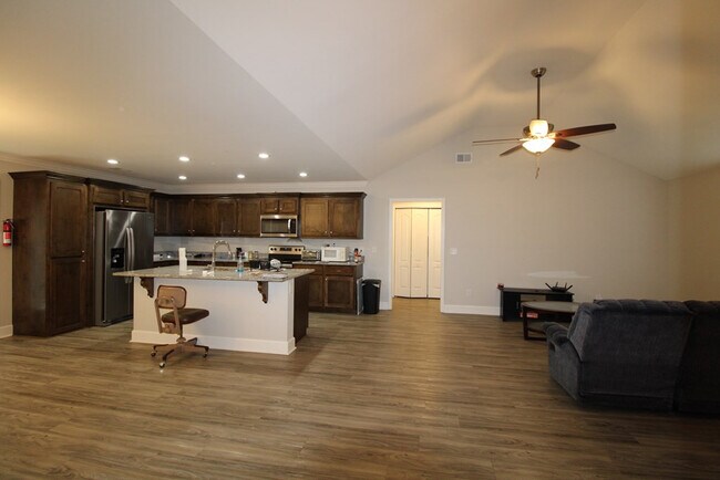 Foto del edificio - 1315 Mayfield Dr