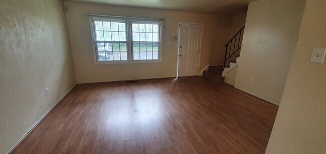Foto del edificio - Condo for rent with parking and yard large...