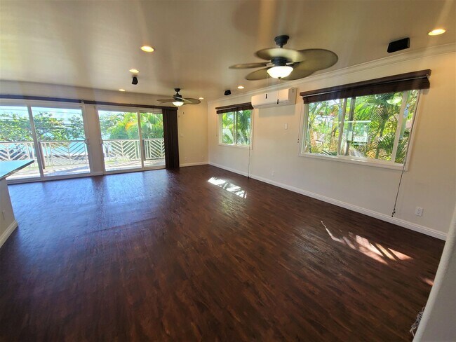 Building Photo - Literally steps to the beach!  3 bedroom, ...