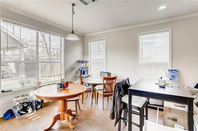 Building Photo - UT PRE-LEASE: 6 BR/4 BA in Hyde Park - 2 S...