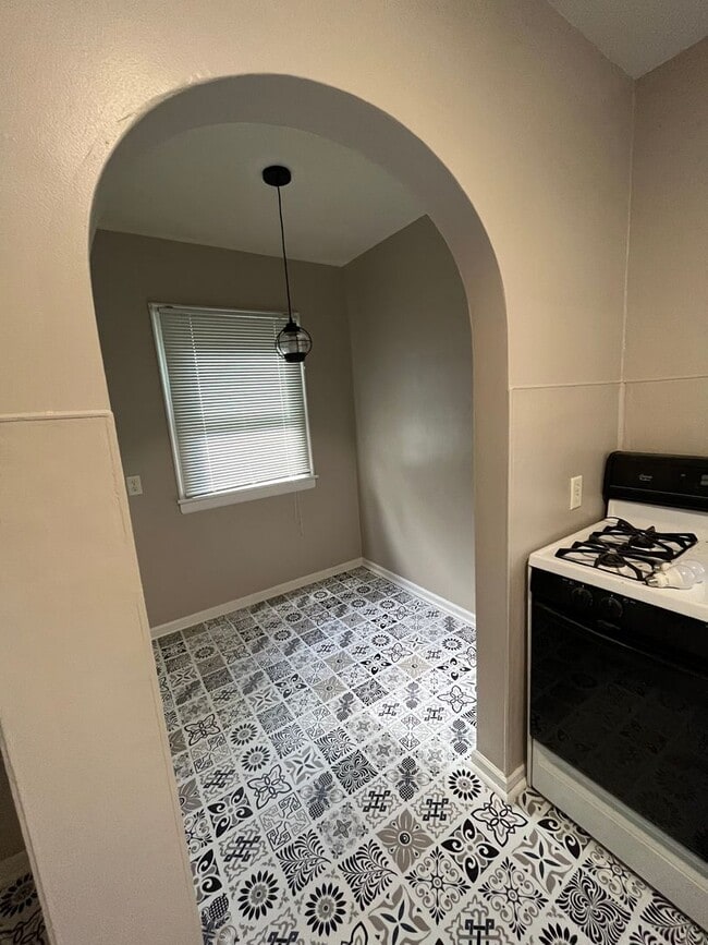 Building Photo - 2 Bedroom, 1.5 bath home in Waterloo