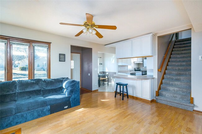 Building Photo - 5-Bedroom, 2-Bath Rental Home in Urbandale...