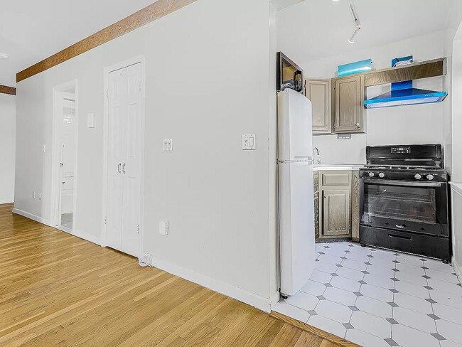 Building Photo - 186 W 80th St