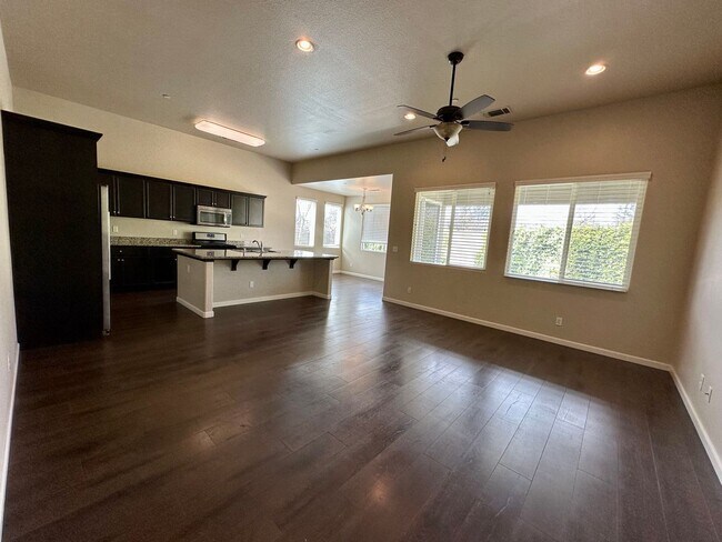 Foto del edificio - NW Visalia Home Coming Soon!