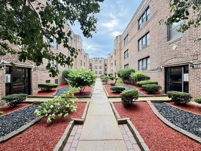 Building Photo - 3720 N Pine Grove Ave
