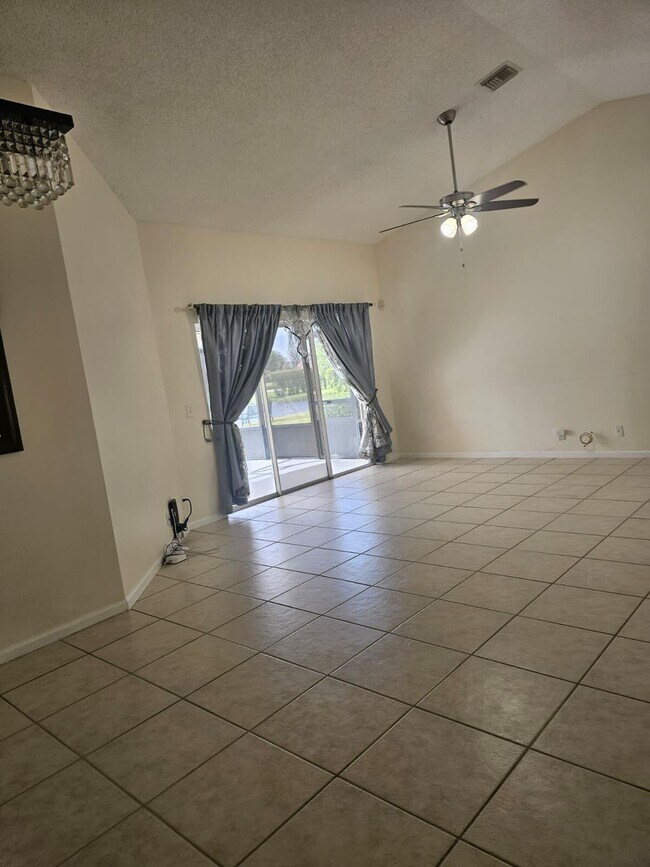 Foto del edificio - 5220 Rosen Blvd