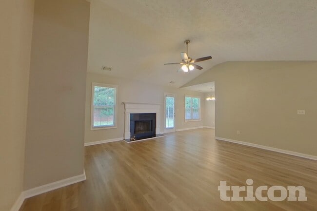 Building Photo - 20 E Lawn Dr