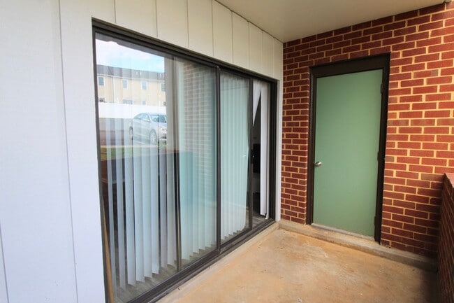 Building Photo - 2 bedroom condo for rent, with Newer Kitch...