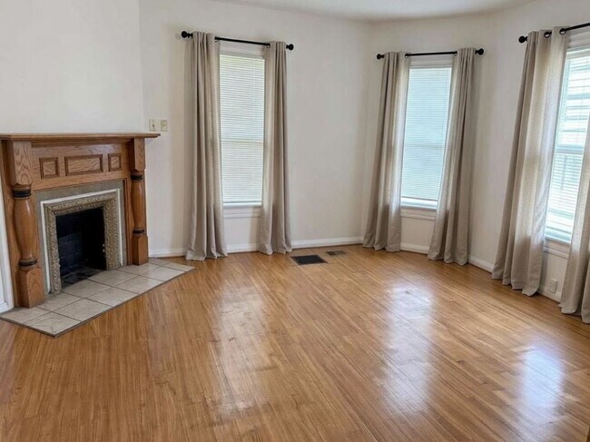 Foto del edificio - 308 Logan Ave