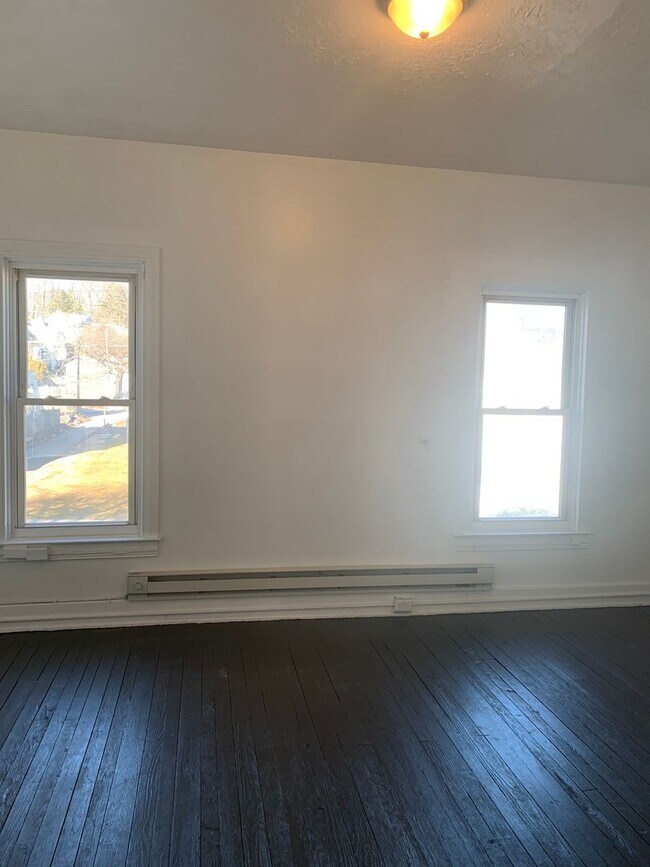 Building Photo - 2nd Floor Apt. on the Avenues-Parking York...