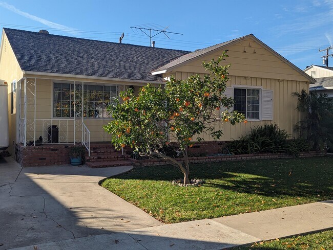 Building Photo - 3933 Hackett Ave