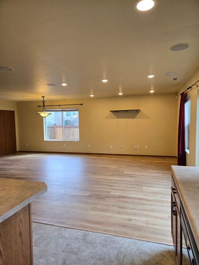 Building Photo - Spacious 3 Bedroom Kent Home!