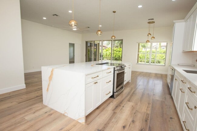 Building Photo - 10881 La Salinas Cir