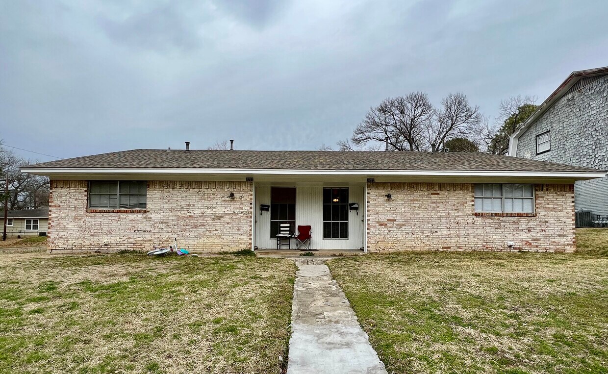 Primary Photo - 1223 W Hunt St