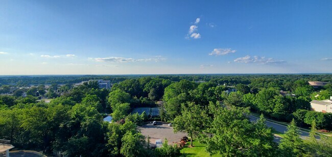 Foto del edificio - 8380 Greensboro Dr