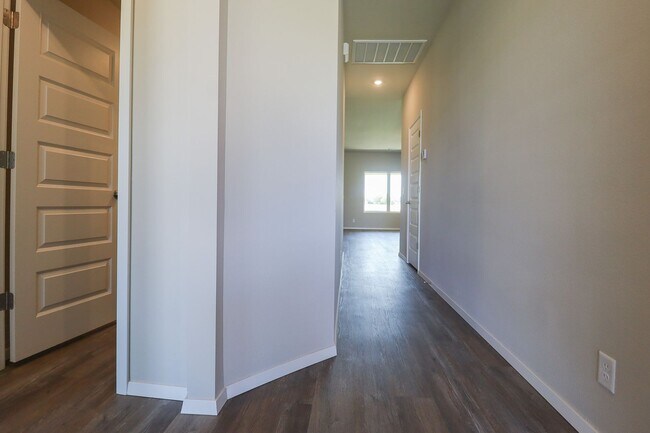 Foto del edificio - New Construction Home! 4 Bed 2 Bath With P...