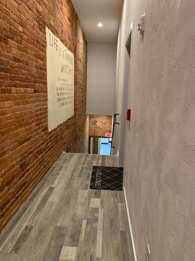 Escalera trasera - 106 W Michigan Ave