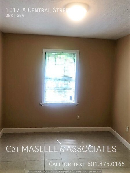 Building Photo - 3 Bed/1.5 Bath Apartment