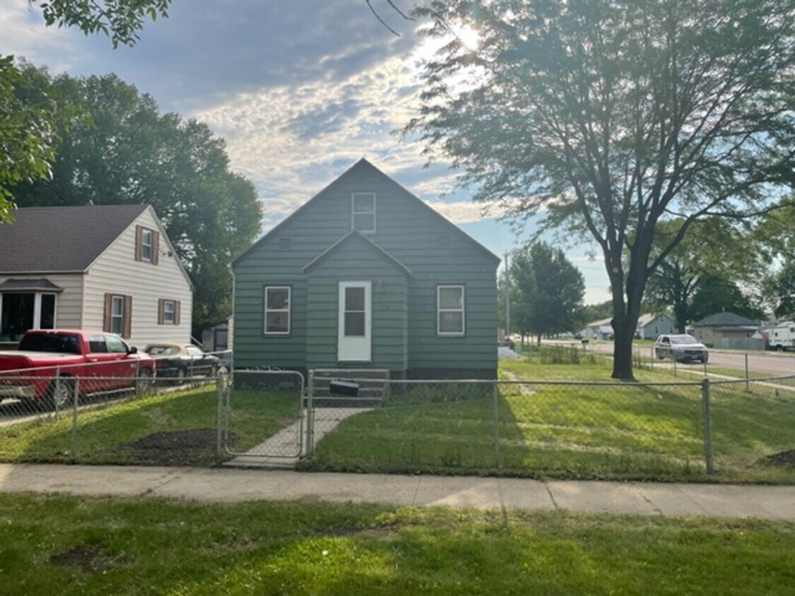 Foto principal - 3 Bed 1 Bath with Garage and Fenced in Yard