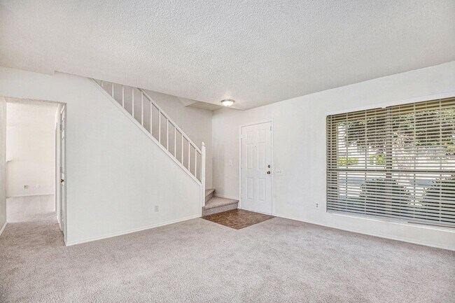 Building Photo - Classic 4-Bedroom in South Fort Worth