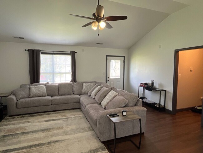 Building Photo - Spacious 3 Bed, 2 Bath Home in Westgate
