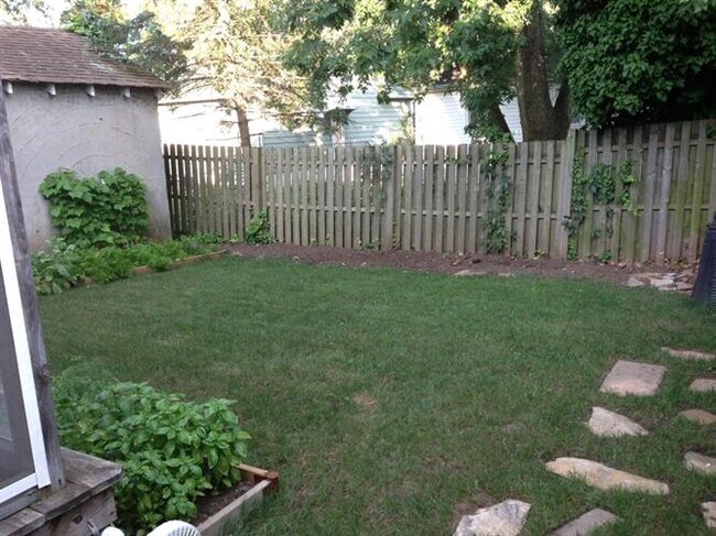 Foto del edificio - 2212 Shady Ln