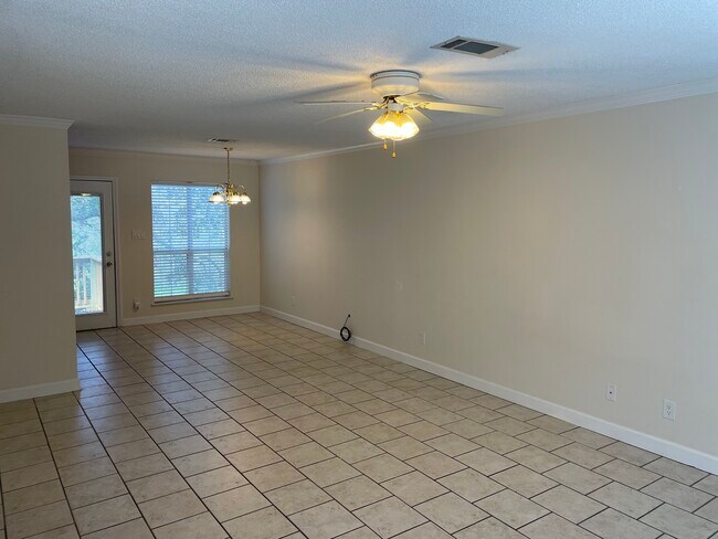 Building Photo - 13 Fleetwood Pl