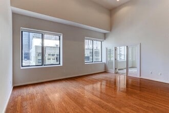 Building Photo - 914 Main St