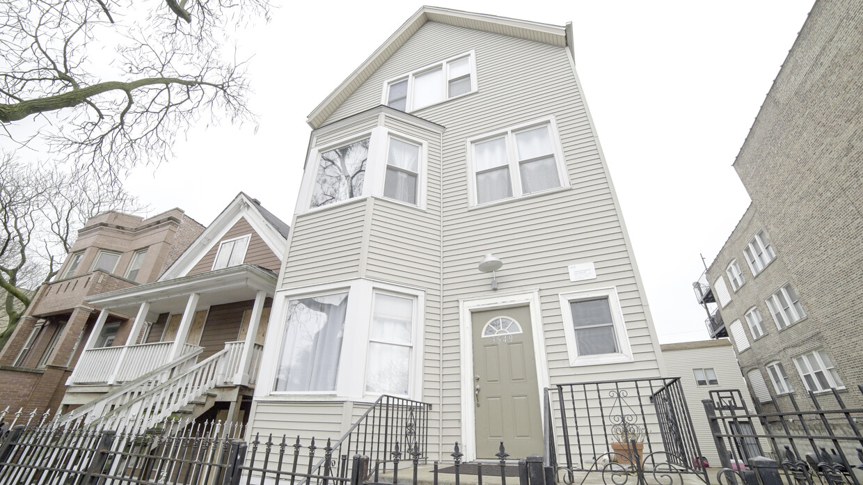 Primary Photo - 3549 W Shakespeare Ave