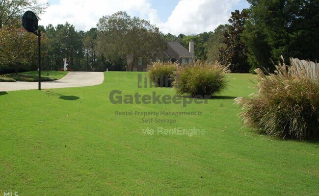 Building Photo - 115 Hidden Lake Dr