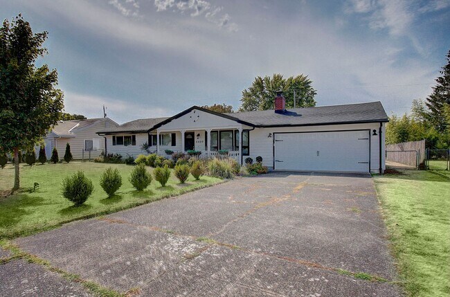 Building Photo - Welcome to this Beautifully Remodeled Ranc...