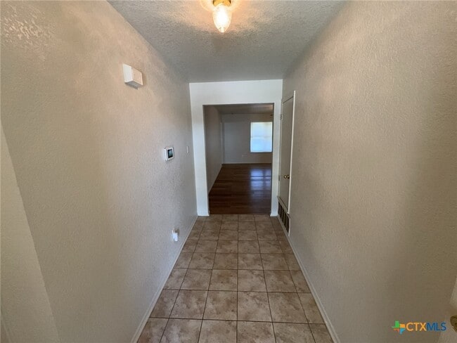 Building Photo - 621 Deloris Dr
