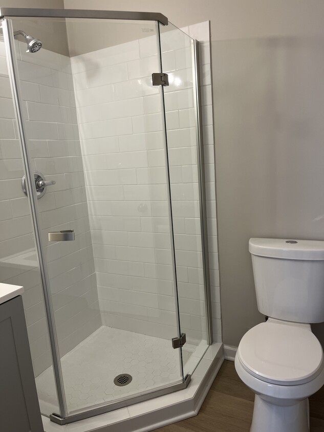 baño en suite - 1640 L St NE