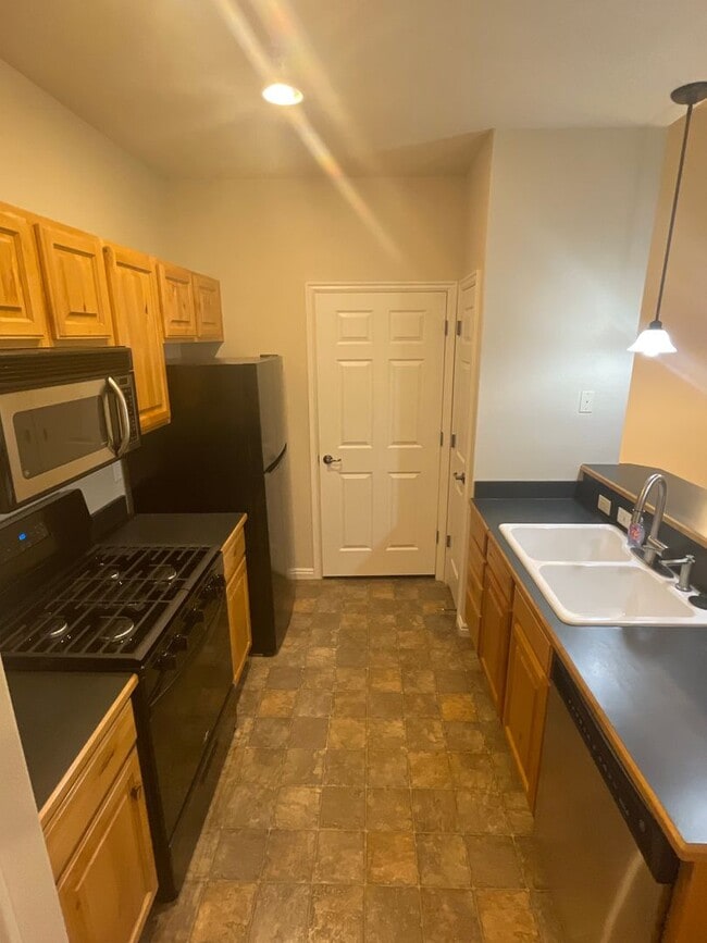 Building Photo - 1061 Canyon Meadow Dr