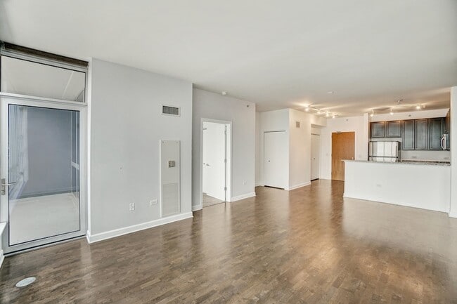 Building Photo - 1901 S Calumet Ave