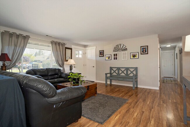 Foto del edificio - 2241 Gardendale Cir
