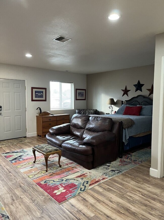 Foto del edificio - FOR RENT - FURNISHED SHORT TERM STUDIO LOCATED ON A RANCH