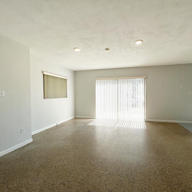 Foto del edificio - *Charming 2-Bedroom Bungalow with Fenced Backyard*