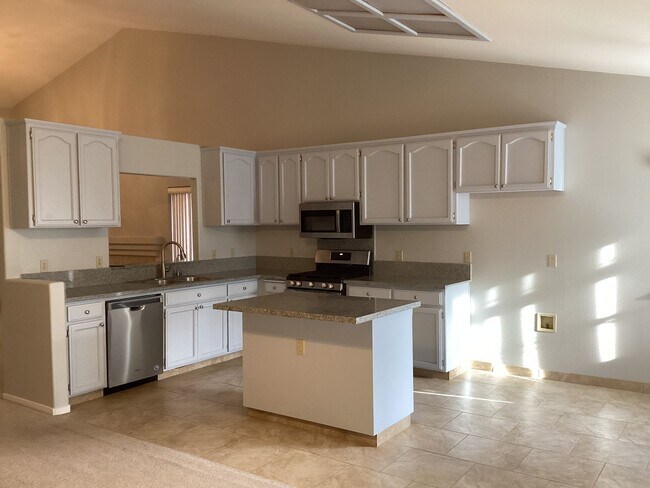 Foto del edificio - Just listed!